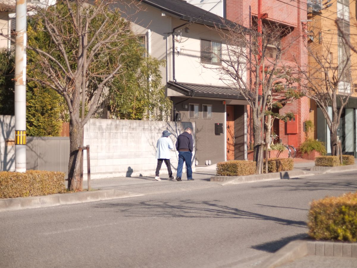住宅街を散歩する高齢のご夫婦